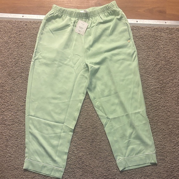 Fabletics NWT Ecosatin Crop Pants Woman’s Lg Capri Length Neon Green Brand New!! - Picture 7 of 13